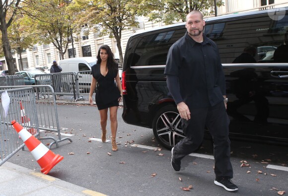 Kim Kardashian rentre à son hôtel, le Royal Monceau, à Paris, le dimanche 28 septembre 2014.