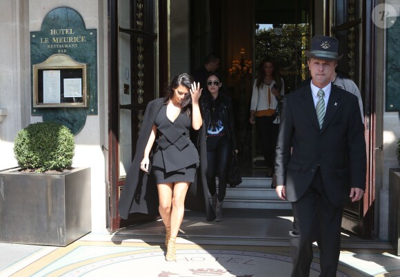 Kim Kardashian rentre à son hôtel, le Royal Monceau, à Paris, le dimanche 28 septembre 2014.