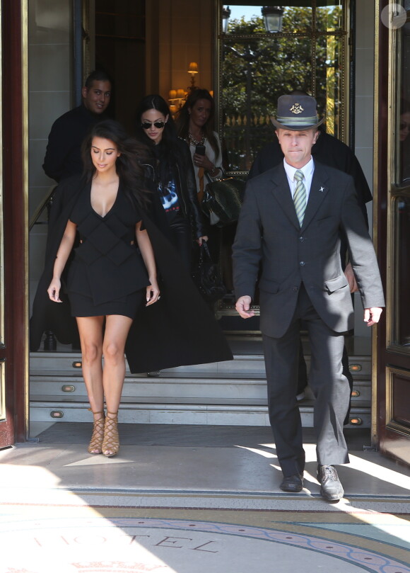 Kim Kardashian rentre à son hôtel, le Royal Monceau, à Paris, le dimanche 28 septembre 2014.
