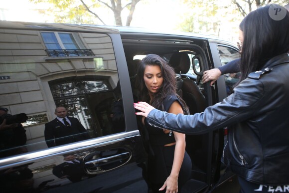 Kim Kardashian rentre à son hôtel, le Royal Monceau, à Paris, le dimanche 28 septembre 2014.