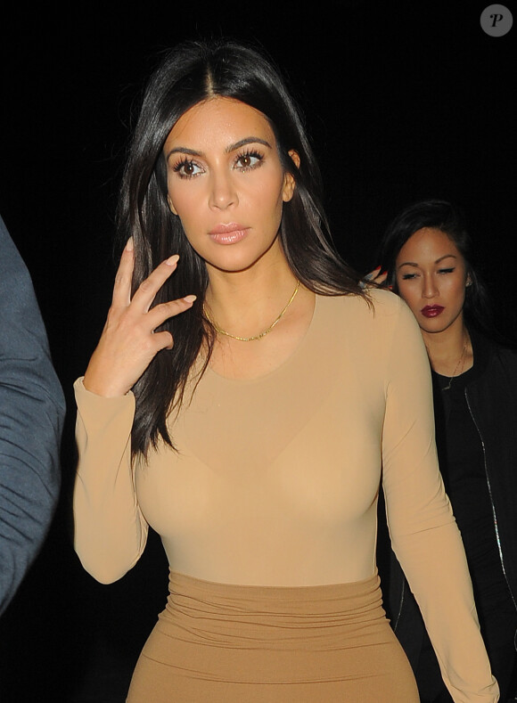 Kim Kardashian quitte son hôtel Le Royal Monceau et se rend à une soirée pendant la Fashion Week à Paris, le samedi 27 septembre 2014.