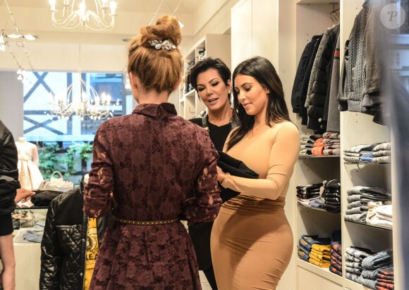 Kim Kardashian et Kris Jenner font du shopping avenue Montaigne à Paris, le samedi 27 septembre 2014.