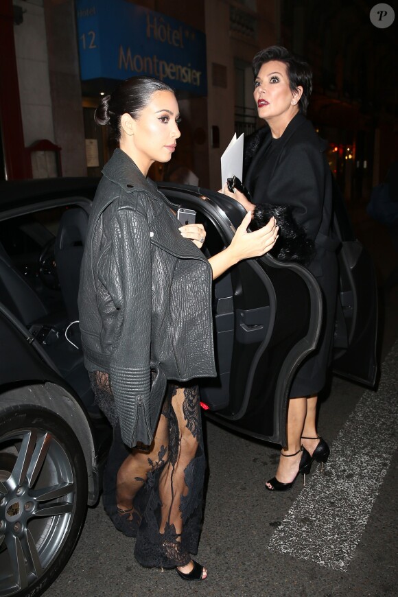 Kim Kardashian et sa mère Kris Jenner arrivent au restaurant Davé à Paris, le 28 septembre 2014.