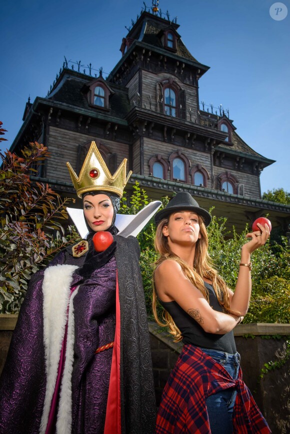 La chanteuse Tal assiste à l'ouverture des célébrations de Halloween, à Disneyland Paris, le samedi 27 septembre 2014.