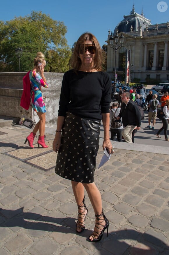 Carine Roitfeld arrive au Grand Palais pour assister au défilé Mugler printemps-été 2015. Paris, le 27 septembre 2014.