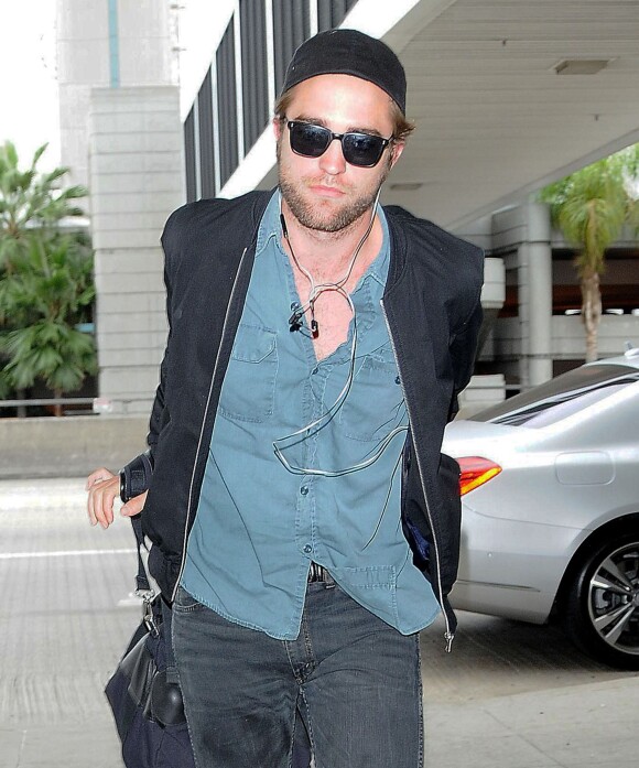 Robert Pattinson arrive à l'aéroport LAX de Los Angeles pour prendre un avion pour Toronto, le 8 septembre 2014.