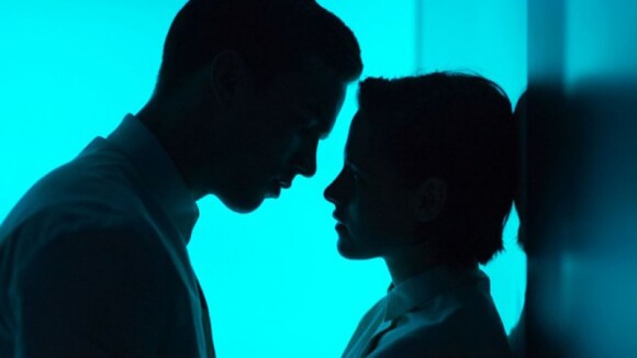 Kristen Stewart : Séduite et tentée par son amant Nicholas Hoult dans ''Equals''