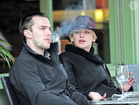 Jennifer Lawrence et Nicholas Hoult à Londres le 24 avril 2014.