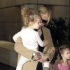 Nicole Kidman avec ses filles Faith dans les bras et Sunday à ses côtés, rentrant à Los Angeles le 23 septembre 2014. Elles étaient en Australie en famille pour les obsèques du père de la comédienne, Antony Kidman