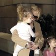  Nicole Kidman avec ses filles Faith dans les bras et Sunday &agrave; ses c&ocirc;t&eacute;s, rentrant &agrave; Los Angeles le 23 septembre 2014. Elles &eacute;taient en Australie en famille pour les obs&egrave;ques du p&egrave;re de la com&eacute;dienne, Antony Kidman 