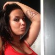 La célèbre Ch'ti Kelly pose de façon sexy sur son compte Twitter.