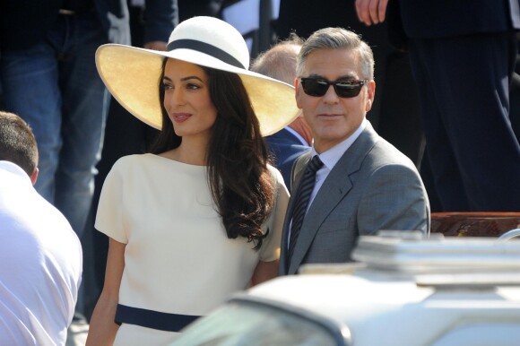 George Clooney et sa femme Amal Alamuddin quittent le palais de Ca Farsetti à Venise, le 29 septembre 2014 après leur mariage civil à la mairie de Venise.