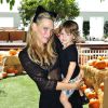 Molly Sims et son fils Brooks assistent à une fête d'Halloween à l'hôtel Mondrian à Los Angeles, le 28 septembre 2014.