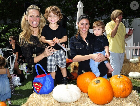 Molly Sims, son fils Brooks, Jamie-Lynn Sigler et son fils Beau assistent à une fête d'Halloween à l'hôtel Mondrian à Los Angeles, le 28 septembre 2014.