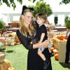 Molly Sims et son fils Brooks assistent à une fête d'Halloween à l'hôtel Mondrian à Los Angeles, le 28 septembre 2014.
