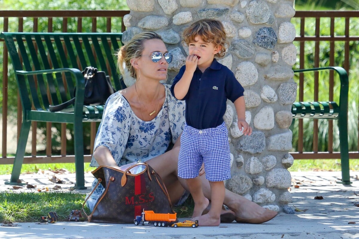 Photo Molly Sims et son fils Brooks dans un parc de Beverly Hills, le