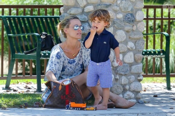 Molly Sims et son fils Brooks dans un parc de Beverly Hills, le 7 septembre 2014.