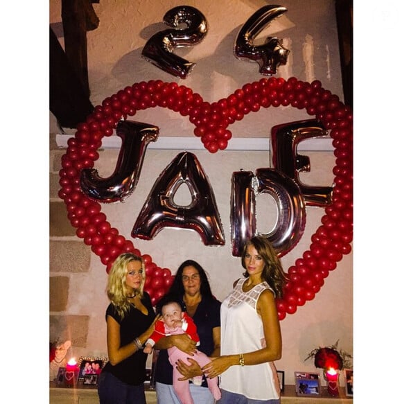 Jade Foret, sa fille Mila, sa soeur Cassandra et sa maman. La jeune épouse d'Arnaud Lagardère a célébré son 24e anniversaire entourée des siens, le 26 spetembre 2014.