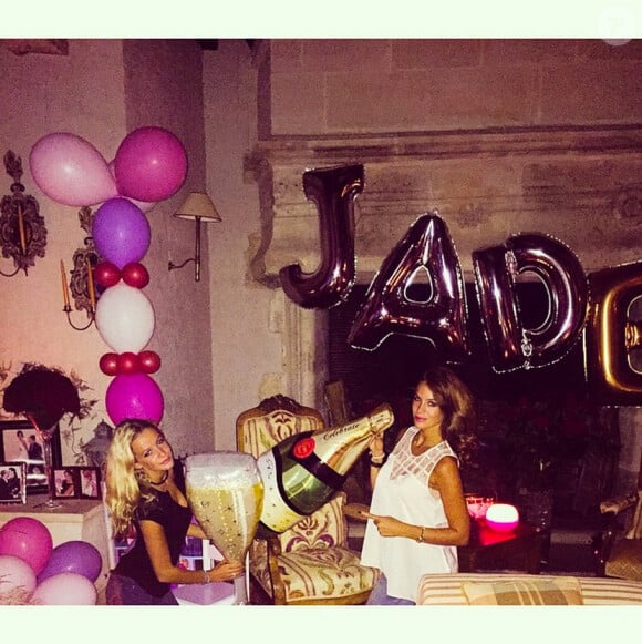 Jade Foret et sa soeur Cassandra (15 ans). La belle a célébré son 24e anniversaire entourée des siens, le 26 spetembre 2014.