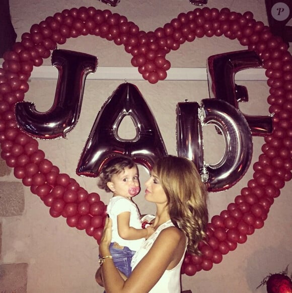 Jade Foret, avec sa fille Liva, a célébré son 24e anniversaire entourée des siens, le 26 spetembre 2014.