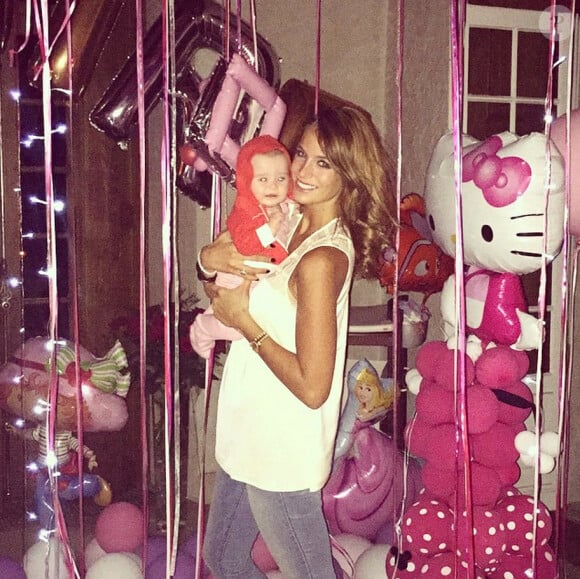 Jade Foret, avec sa fille Mila, a célébré son 24e anniversaire entourée des siens, le 26 spetembre 2014.
