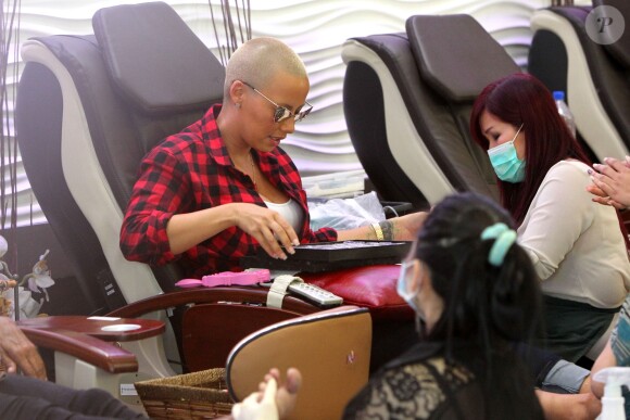 Amber Rose en pleine manicure au salon Nail Garden à Studio City. Los Angeles, le 1er octobre 2014.