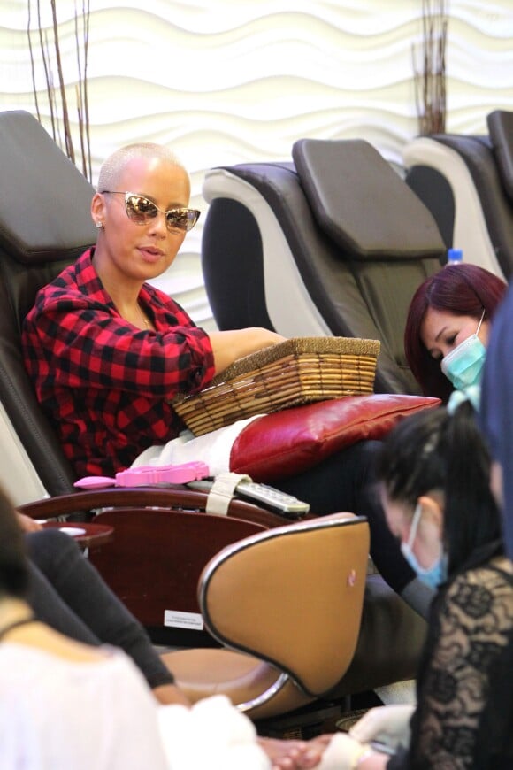 Amber Rose en pleine manicure au salon Nail Garden à Studio City. Los Angeles, le 1er octobre 2014.