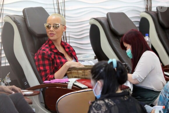 Amber Rose en pleine manicure au salon Nail Garden à Studio City. Los Angeles, le 1er octobre 2014.