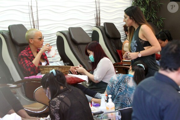 Amber Rose en pleine manicure au salon Nail Garden à Studio City. Los Angeles, le 1er octobre 2014.