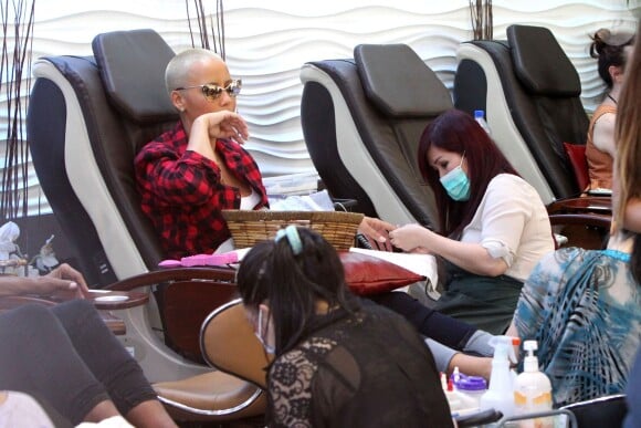 Amber Rose en pleine manicure au salon Nail Garden à Studio City. Los Angeles, le 1er octobre 2014.