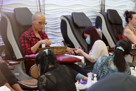 Amber Rose en pleine manicure au salon Nail Garden à Studio City. Los Angeles, le 1er octobre 2014.