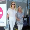 Candice Swanepoel arrive à l'aéroport à Los Angeles avec sa mère Los Angeles, le 26 septembre 2014.