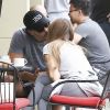 Exclusif - Sofia Vergara et Joe Manganiello s'embrassent à la terrasse d'un café à Savannah en Georgie le 27 septembre 2014.