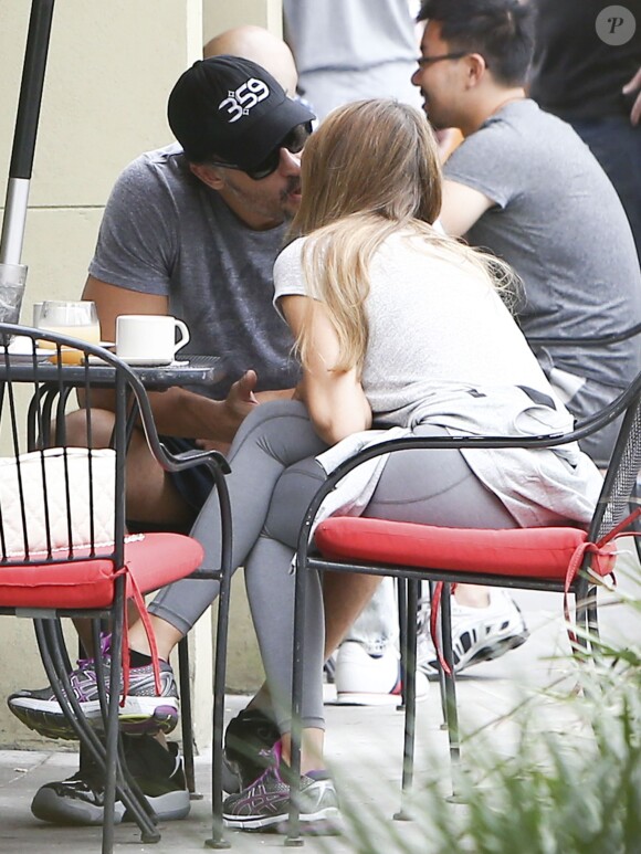Exclusif - Sofia Vergara et Joe Manganiello s'embrassent à la terrasse d'un café à Savannah en Georgie le 27 septembre 2014.