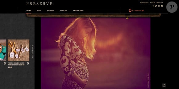 Blake Lively, enceinte, a pris la pose pour son site internet Preserve.us devant l'objectif de son frère Eric