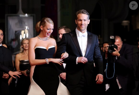 Blake Lively et son mari Ryan Reynolds sur la montée des marches du film "Captives" lors du 67 ème Festival du film de Cannes le 16 mai 2014
