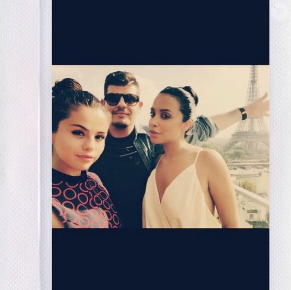 Selena Gomez pose avec des amis devant la Tour Eiffel, le 30 septembre 2014