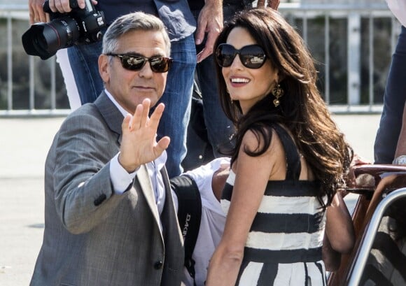 George Clooney et sa fiancée Amal Alamuddin (en Dolce & Gabbana) arrivent à Venise le 26 septembre 2014. Ils vont célébrer leur mariage !