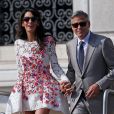   George Clooney et Amal Alamuddin (en    Giambattista Valli) , portant leurs alliances, apparaissent pour la premi&egrave;re fois apr&egrave;s leur mariage, le 28 septembre 2014, quittant l'Aman Grande Canal Venice apr&egrave;s leur nuit de noces pour rallier le Cipriani pour un brunch avec leurs proches.  