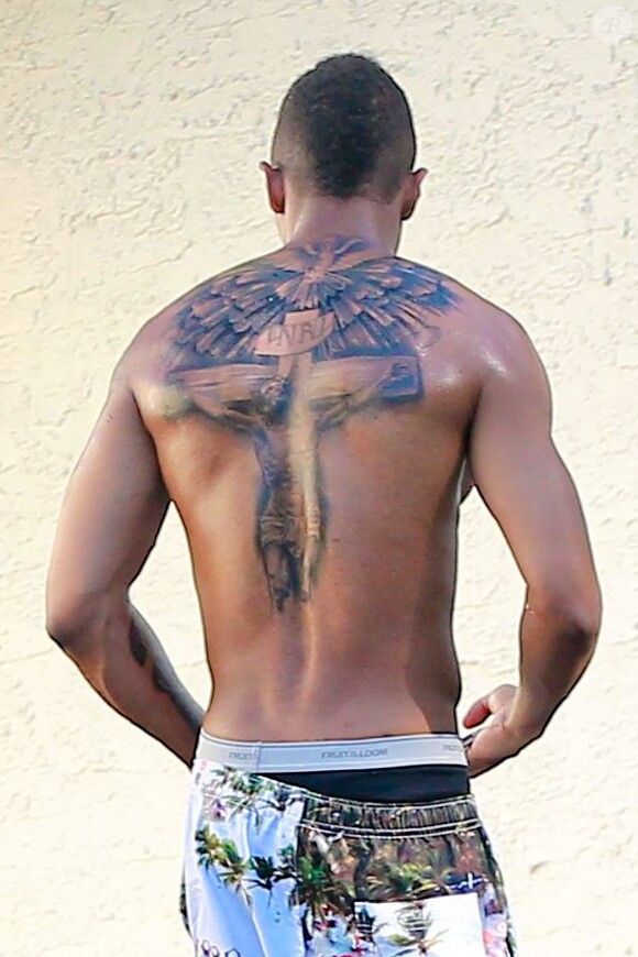 Nick Cannon dévoile son nouveau tatouage dans les rues de Studio City à Los Angeles, le 6 octobre 2014.