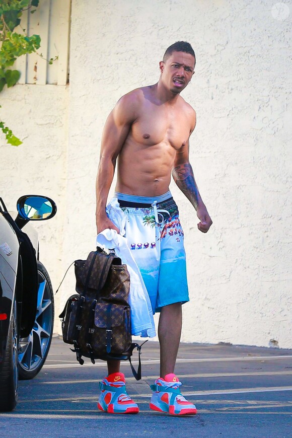 Nick Cannon dévoile son nouveau tatouage dans les rues de Studio City à Los Angeles, le 6 octobre 2014.