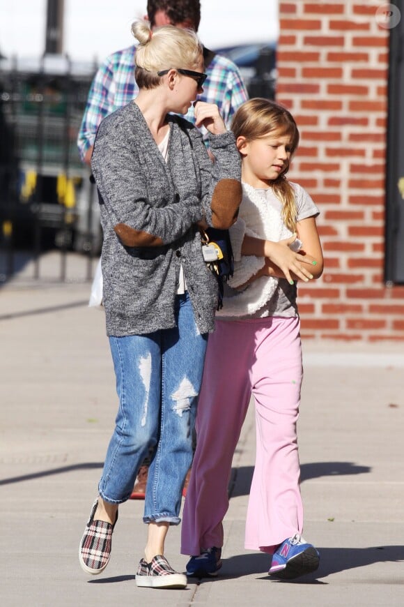 Michelle Williams dans les rues de New York avec sa fille Matilda, le 6 octobre 2014.