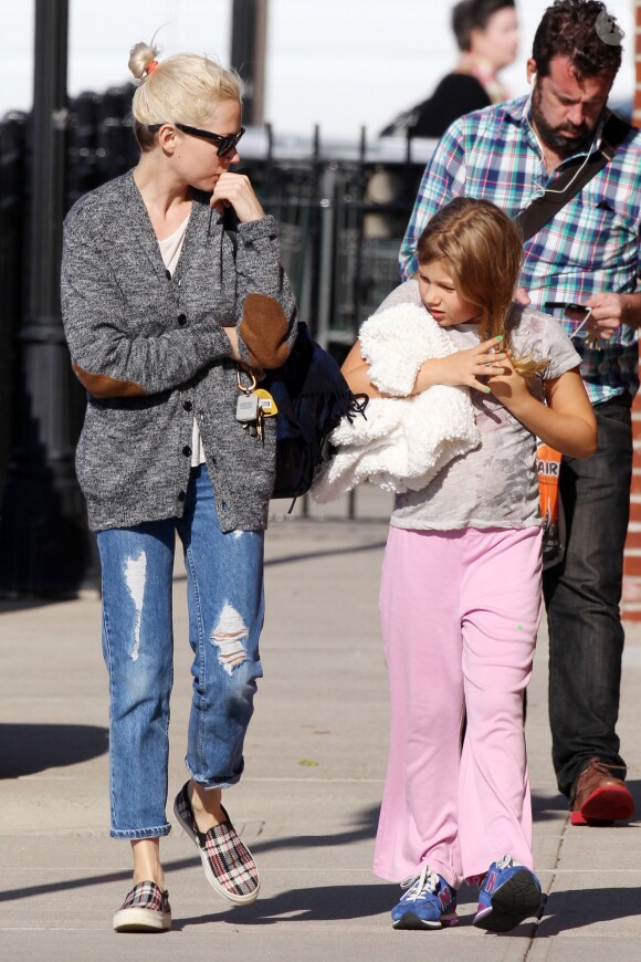 Michelle Williams et sa fille Matilda à New York, le 6 octobre 2014.