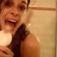 Alice Raucoules dans la douche dans son clip Mate