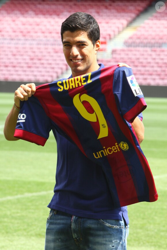Le footballeur uruguayen Luis Suarez a dévoilé son nouveau maillot de l'équipe du FC Barcelone, lors d'une conférence de presse au Camp Nou à Barcelone le 19 août 2014