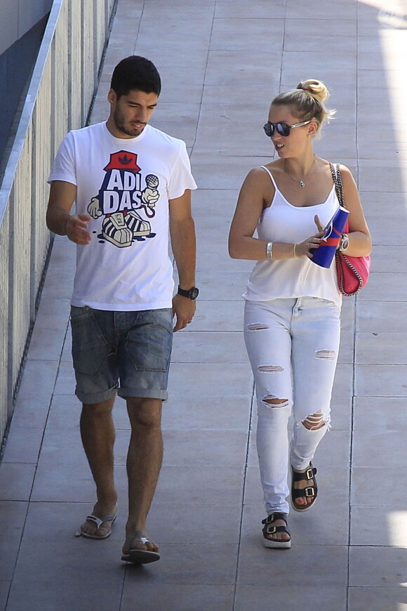 Le footballeur uruguayen Luis Suarez et sa femme Sofia Balbi à Barcelone le 18 juillet 2014.