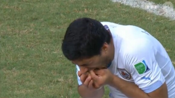 L'attaquant Luis Suarez mord Giorgio Chiellini lors du match Uruguay-Italie mardi 24 juin 2014. 