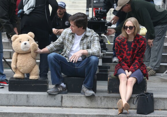 Amanda Seyfried et Mark Wahlberg sur le tournage de "Ted 2" à New York, le 7 octobre 2014.