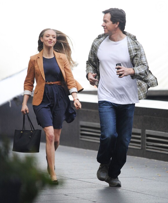 Amanda Seyfried et Mark Wahlberg sur le tournage de "Ted 2" à New York, le 7 octobre 2014.