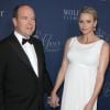 La princesse Charlene de Monaco, sublime le 8 octobre 2014 au bras du prince Albert II, lors du gala annuel de la Princess Grace Foundation à Los Angeles, est enceinte de jumeaux !